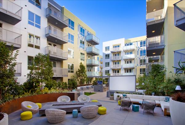 the-hesby-north-hollywood-common-area-courtyard
